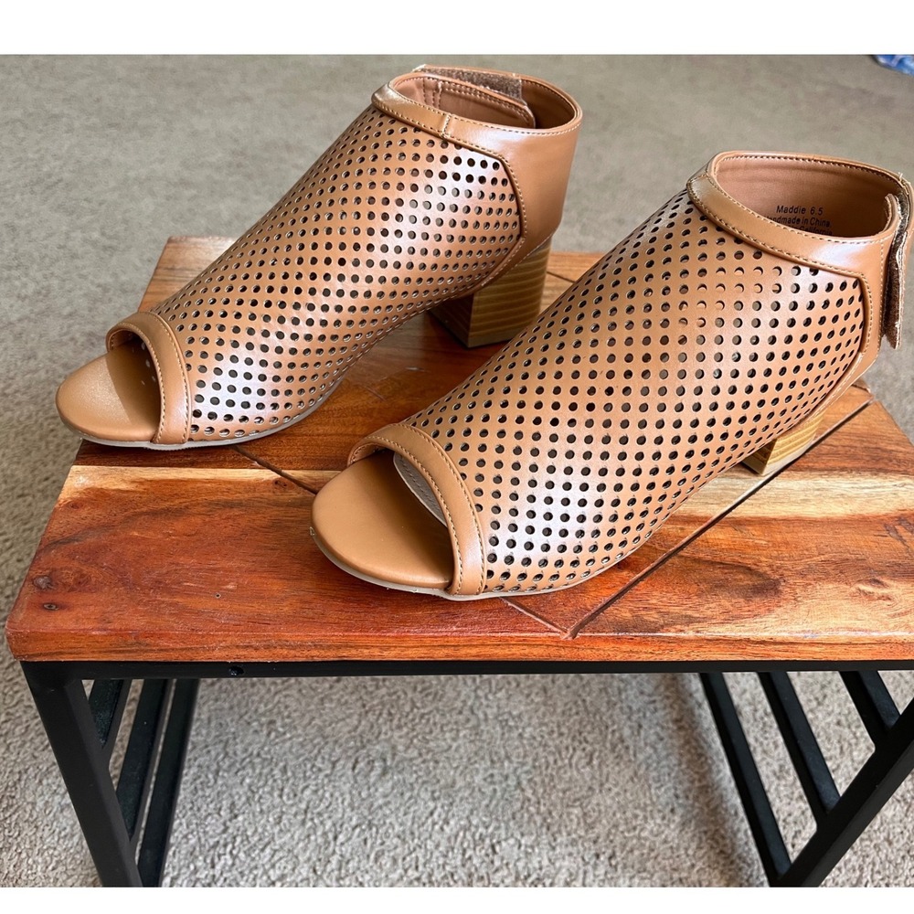 J. Adams Maddie‎ Tan Perforated Peep Toe Block Heel Booties Womens 6.5